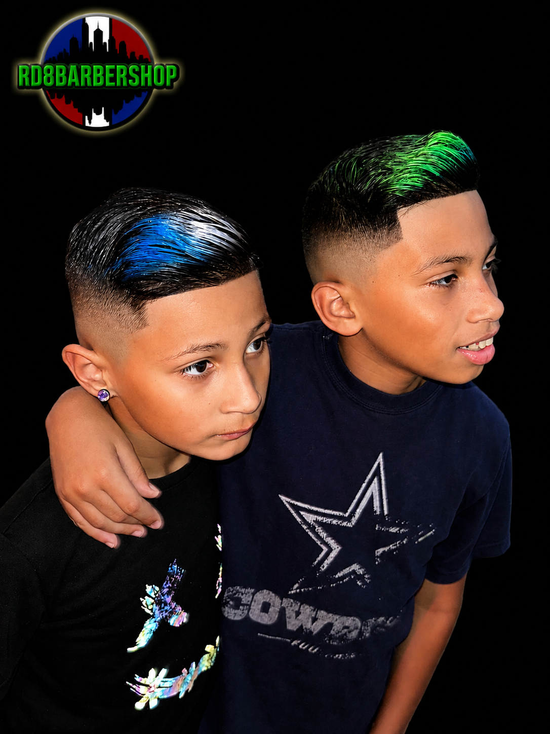 Dos niños con cortes fade y color en el copete.