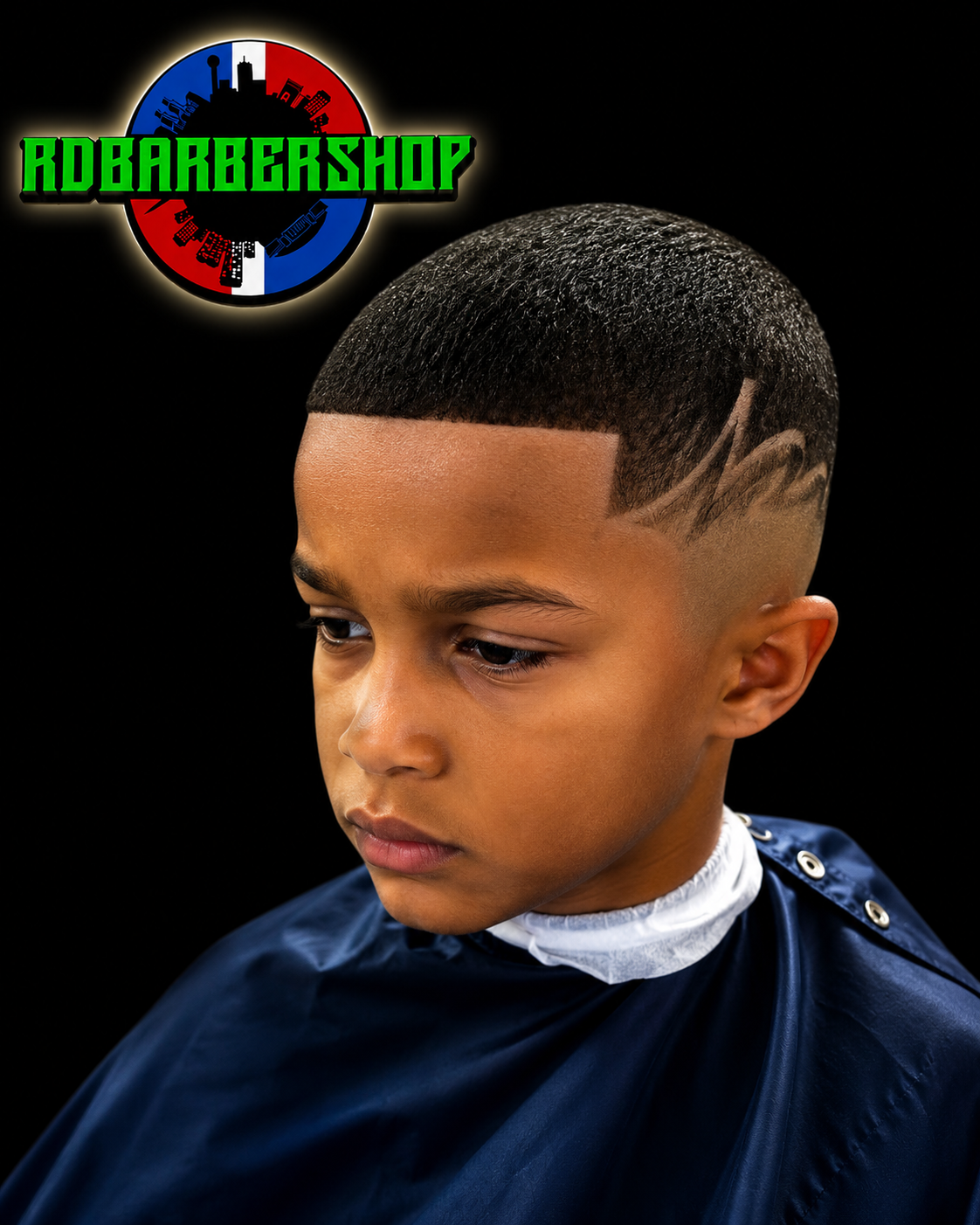Corte infantil con diseño lateral.