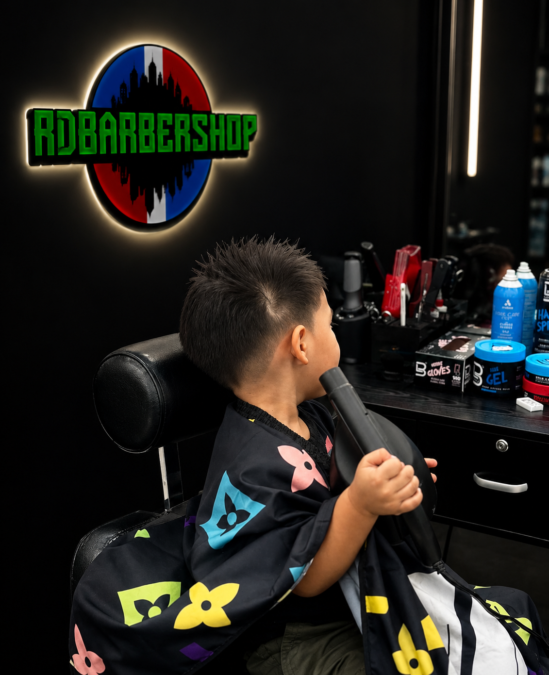 Niño en la silla de RD Barbershop.