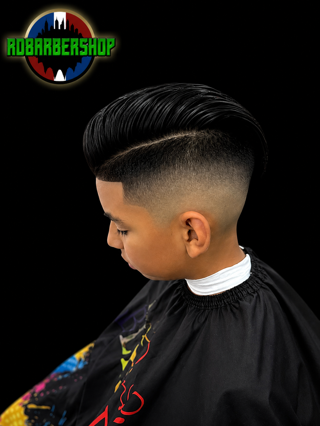 Comb over infantil con partición y fade.
